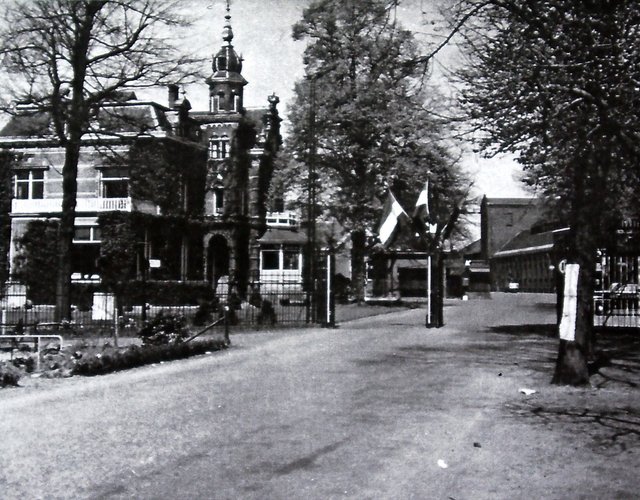 Toegangsweg (Hutteweg) met directeursvilla Toegangsweg (Hutteweg) met directeursvilla