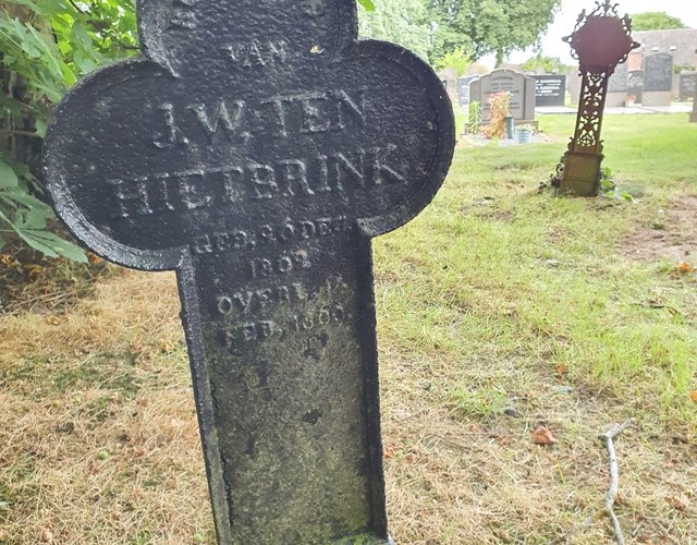 Gietijzeren graftekens op kerkhof Drempt Gietijzeren graftekens op kerkhof Drempt